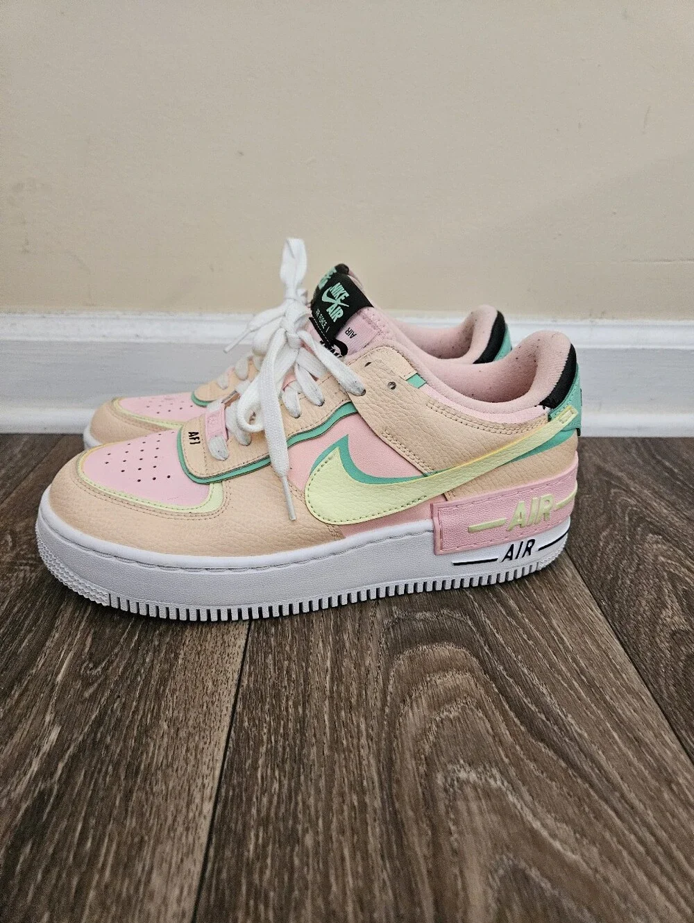 Nike force design accents